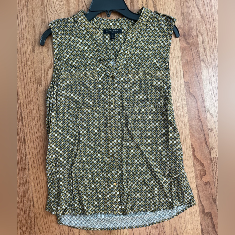 Banana Republic sleeveless blouse - size medium